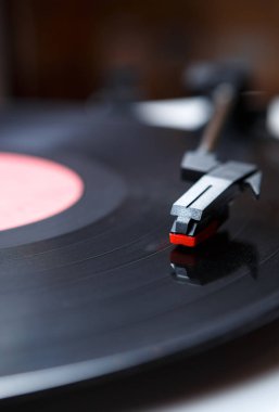 Reto hippi müzik çalar. Vintage elektronik aygıt dinleme vinil kayıtlar için