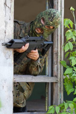 Bina kuşatma altında olduğunu, ancak terörist teslim