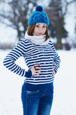 Surat genç zencefil kız. Kızıl saçlı ve mavi gözlü birlikte görmek çok unussual olduğunu.