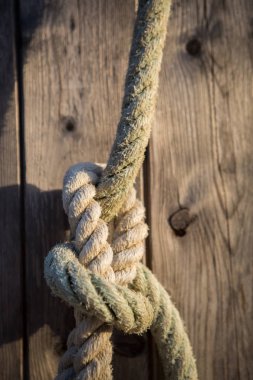 Güvenilir ve güvenli deniz düğüm. Güvenlik kavramı. Zanaat Kapat'ipleri kadar su bağlı. Motorlu tekne çapa haven ile eski ip bağladılar