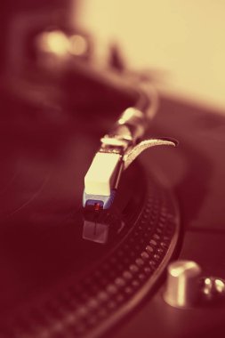 Hip hop Dj pikap rekor müzik ile oynuyor. Pro turntable kayıtları çizilmemesi için iğne. Yakın, disk jokey, stüdyo ya da gece kulübü partisi için profesyonel ekipman