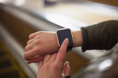 Trendy akıllı bileğini kontrol yeni iletilerde kadın yürüyen merdiven yeraltı metro sürme sırasında dikkat et. Bu kişi her zaman sosyal medya ve internet bağlı. 