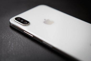 Kiev, Ukrayna-27 Eylül, 2018:Iphone Xs modeli. Beyaz ve gümüş renkli yeni Apple on Es. Modern smartphone kavramı zekâ çift fotoğraf kamera lensler cam arka panel. Lüks cep telefonu kapat