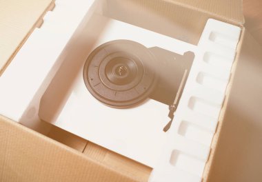 Retro hippi müzik çalar. Vintage elektronik aygıt dinleme vinil kayıtlar için