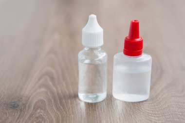 Lezzetli e-cig refiil e-suyu taze meyve lezzet ile. Vaping aygıtınızı doldurun ve tadı ile duman. Propyeln glicol dolgu tütün nikotin olmadan. Yakın çekim, şişe üzerinde odak