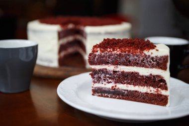 Lezzetli kırmızı kremalı pasta kesme pasta cafe