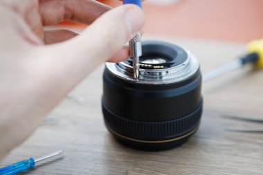 Modern dslr kamera lensler hizmet özel Atölye tamir kırık. Ana tamir araçları ile kırık objektif