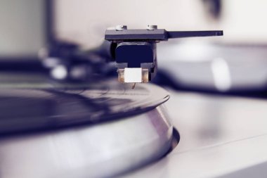 Müzikal vinil kaydı ile pikap oyuncu. Dj, gece kulübü ve retro tema için kullanışlıdır. Menekşe film filtre efekti