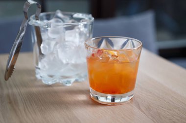 Lezzetli uzun portakal suyu ile bir içki. Tekila sunrise kokteyl Restoran. Serinletici içeceklerin keyfini çubuk 