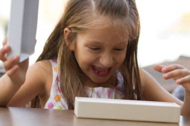 küçük kızlar giftbox açılış hayretle gösterir