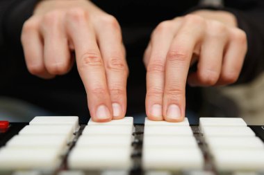 Ses kayıt cihazı kapatın. Hip hop müzik yapımcısı bir beat basma düğmesi üretim denetleyicisi aygıt üzerinde yapar. Disk jokey yeni vuruş pad denetim karıştırıcısı paneli üzerinde oynamak. Medya üretim merkezi