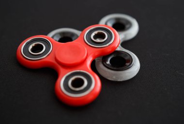 Parmak spinner oyuncak yatakları üzerinde. Süper popüler iplik aygıt. Topluca spinners ile oynarken zevk. Serin plastik Gadget eğlenmek için döner. Güzel mekanik karşı oyun