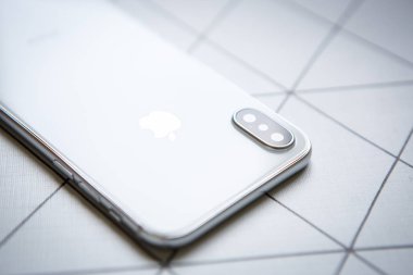 Mariupol, Ukraine - 27 Ekim, 2017: yeni Iphone X modeli yakın çekim. Modern hareket eden telefon ile değmek perde ve çift kamera lens. Trendy Apple Iphone 10 