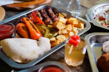 Fast food restoran menüde lezzetli geleneksel Sırp yemek keyfini çıkarın. Egzotik menü öğle yemeği için. Izgara Dana eti, kızarmış peynir ve kızarmış patates kafede görev yaptı. Gıda kompozisyon arka plan