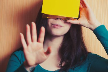 Karton gaming mezartaşı çok eğlenceli olabilir. Bu kız video oyunu akıllı telefonunu kutunun içini çalış.  