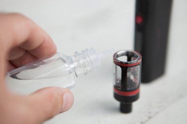 Vaper dolum vaping aygıt e-sıvı veya e-suyu ile. Tütün, nikotin çıkmak için güvenli ve sağlıklı yolu. Popüler gadget