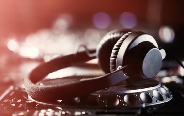 Cd müzik disk oynatıcı stüdyo, etkinlik, konser için Dj. üst sınıf ses ekipmanları için kulaklıklar. Yaygın olarak kullanılan profesyonel DJ '. Makro, yakın