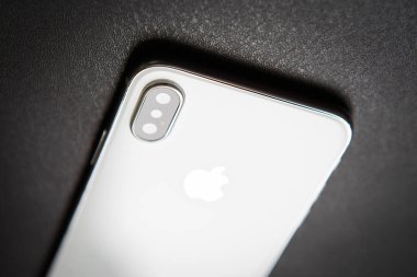 Kiev, Ukrayna-27 Eylül, 2018:Iphone Xs modeli. Beyaz ve gümüş renkli yeni Apple on Es. Modern smartphone kavramı zekâ çift fotoğraf kamera lensler cam arka panel. Lüks cep telefonu kapat