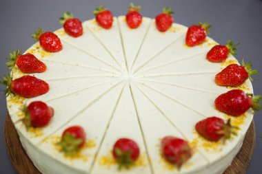 Lezzetli İtalyan Çilekli pasta üstüne krem temel ve taze çilek ile keyfini çıkarın. Kafede tatlı tatlı yemek yemek.