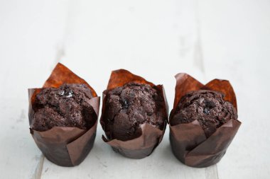 Kahve beyaz tahta yüzeyi Tarih boyu taze kek tatlı fincan kek, çikolatalı kek. Alan metni yerleştirmek için kopyalayın. Ev yapımı lezzetli pişmiş gıda