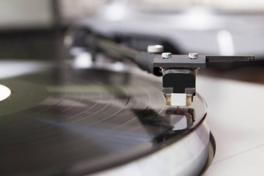 müzikal vinil kaydı ile pikap oyuncu. dj, gece kulübü ve retro bir tema için yararlı.