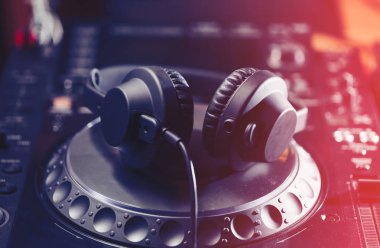Cd müzik disk oynatıcı stüdyo, etkinlik, konser için Dj. üst sınıf ses ekipmanları için kulaklıklar. Yaygın olarak kullanılan profesyonel DJ '. Makro, yakın