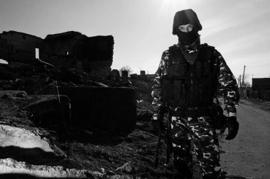 otomatik Rus ak-47 tüfek ile bir asker portresi