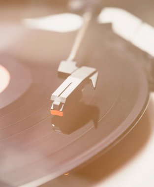 Retro hippi müzik çalar. Vintage elektronik aygıt dinleme vinil kayıtlar için