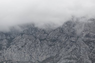 Yürüyüş için güzel rocky Dağları. Doğal duvar kağıdı. Milli Parkı dağ Biokovo içinde Croatia.Landscape geçmiş yaz tatil tur için. Dağ park.dramatic aydınlatma bir zam için git