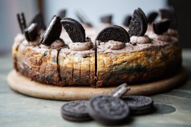 Mariupol, Ukraine - 15 Mayıs, 2017: Oreo çerezler dekorasyon için lezzetli çikolatalı kek pişmiş Mr.Bean kafede. İtalyan restoran tatlı gıda menü öğelerinde yakın çekim