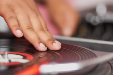 DJ scratch vinil pikap kayıtlarda. Profesyonel oyuncu yakın kadar kayıtları. DJ mix müzik klasik analog ekipman parçaları. Afrika adam partide şarkı oynamak