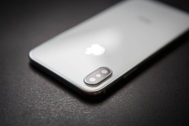 Kiev, Ukrayna-27 Eylül, 2018:Iphone Xs modeli. Beyaz ve gümüş renkli yeni Apple on Es. Modern smartphone kavramı zekâ çift fotoğraf kamera lensler cam arka panel. Lüks cep telefonu kapat