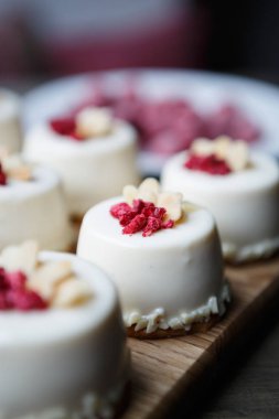 Bu tatlı küçük cupcake raspberrie tepesi ile yemek. Tatlı yemek yemek. Lezzetli İtalyan restoran tatlı yiyecek yemek listesi. Dikey arka plan