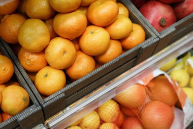 Bir kutu turuncu meyve çiftçi gıda pazarında satış. Taze olgunlaşmış meyve bakkal meyve bölümü markette satılıyor. Doğal sağlıklı gıda maddeleri. Satın almak ve vitamini ürünleri yemek