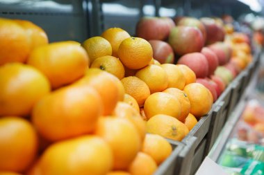 Markette taze doğal meyve satır. Çiftçi pazar depratment süpermarket mağazasında. Olgun doğa ürünleri satın alın. Sağlıklı kalmak için daha fazla portakal yemek
