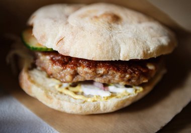 Geleneksel Sırp çanak Pljeskavica.Fresh Kavrulmuş dana eti, peynir dilimi ve ekmek topuz hizmet Sebze burger ızgara. Tablo fastfood Restoran yiyecek çanak