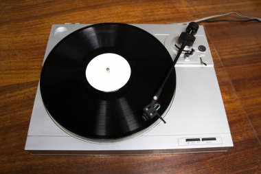 müzikal vinil kaydı ile pikap oyuncu. dj, gece kulübü ve retro bir tema için yararlı.