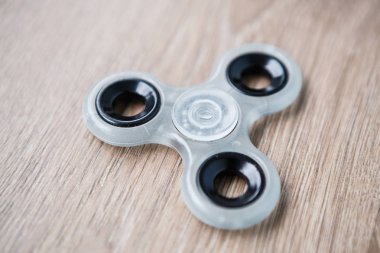 Popüler parmak spinner aygıt. Modern topluca iplik oyuncak yatakları üzerinde. Elinde sıralayacağız ve serin yeni püf noktaları öğrenin. Bu yeni dönen becerikli alet ile eğlenin.
