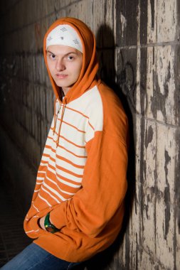 Genç punk geceleri köşede çıktı sıktı