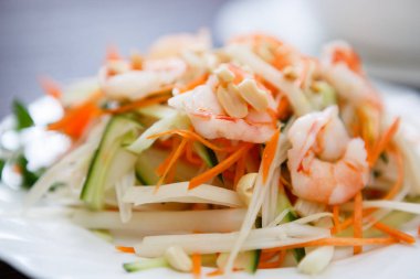 Egzotik Vietnam gıda restoran menü kapatın. Geleneksel Asya yemeği beyaz tabakta. Taze haşlanmış karides, fıstık ve dilimlenmiş lahana