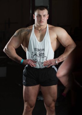 büyük pompalanan güç lifter dövme salonunda yaptığı kol excersizing üzerinde olan