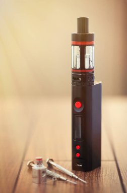 Aygıtın modern Buharlaştırıcı boxmod e-cig, kanthal clapton bobin damla ile yedek parça parçaları yükseltme. Modern aygıt modeli ve microcoil clearomizer. Sigara nikotin sigara çıkın ve sağlığını geliştirmek için iyi bir yol. Makro yakın çekim