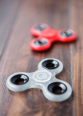 Popüler parmak spinner aygıt. Modern topluca iplik oyuncak yatakları üzerinde. Elinde sıralayacağız ve serin yeni püf noktaları öğrenin. Bu yeni dönen becerikli alet ile eğlenin.