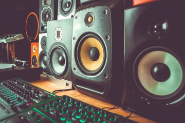 Yüksek kaliteli hoparlörler dj dükkanda. Ses kayıt stüdyosu için HiFi ses sistemi satın. Profesyonel Merhaba-Fi kabin hoparlör kutusu Satılık. Ses ekipmanları için ses kayıt stüdyosu