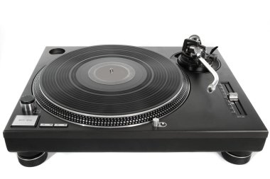 beyaz zemin üzerinde profesyonel ses ekipmanları. hip-hop dj için yararlı