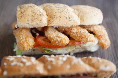 Taze sandviç domates, jambon ve parmesan peynir dilimi, Siyah Zeytin ve kafede masada hardal sosu ile. Fast food Restoran Menü kapatın. Delicious sokak yiyecek çanak. 