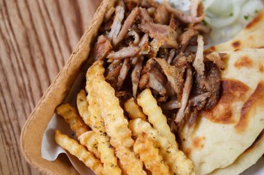 Medditeranean fast food restoran menüde lezzetli geleneksel Yunan mutfağı. Lezzetli gyros ve kavrulmuş Greece.Unhealthy acıkmak akşam yemeği masada souvlaki et yemek keyfini çıkarın