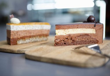 İtalyan Pasta Cafe menüsünde ahşap plaka üzerinde iki taze pişmiş parça bisküvi kek servis. Delisious tatlı yiyecek fod öğle yemeği