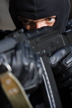 siyah Maskeli silahlı adam ait closeup fotoğraf