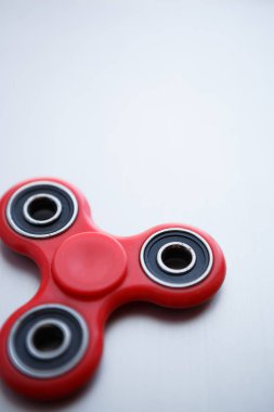 Parmak spinner oyuncak yatakları üzerinde. Süper popüler iplik aygıt. Topluca spinners ile oynarken zevk. Serin plastik Gadget eğlenmek için döner. Güzel mekanik karşı oyun